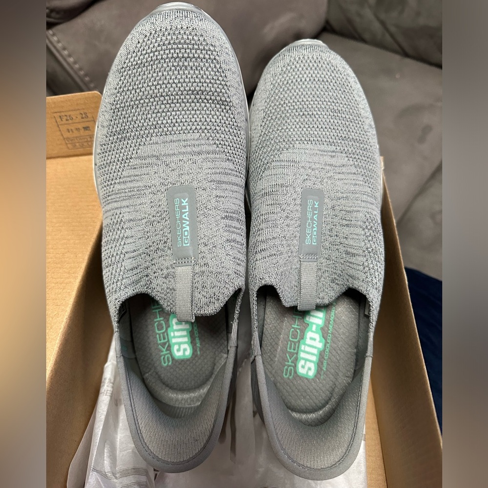 Womens Size 8 Memory Foam Walking Sneakers.